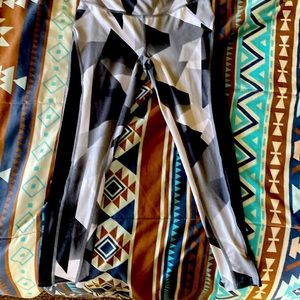 Selling AVIA legging kids size 7-9 white,grey,black.